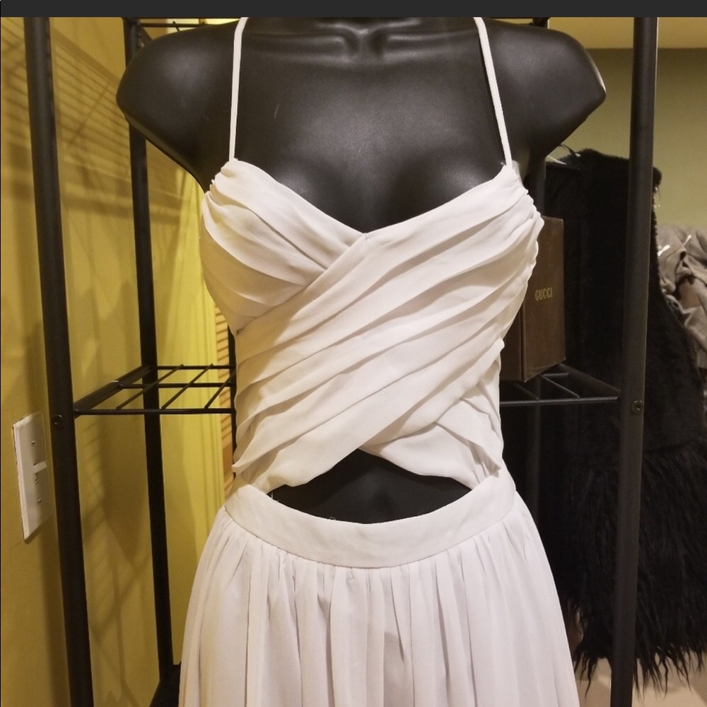 Super cute crisscross pleated dress!